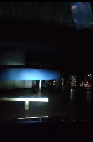 Luz apenas da lanterna do veículo