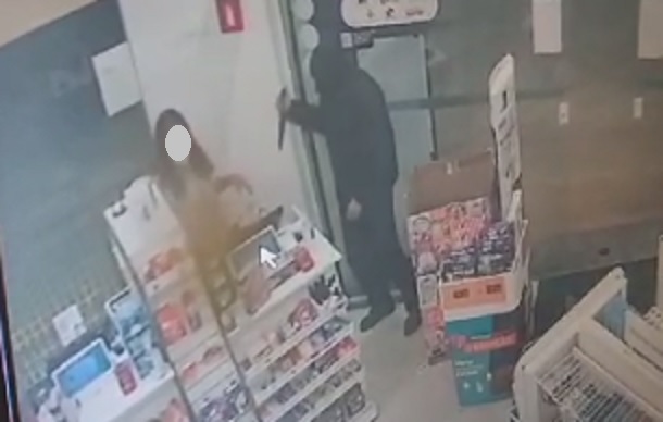 A vítima fica na mira da faca do assaltante.