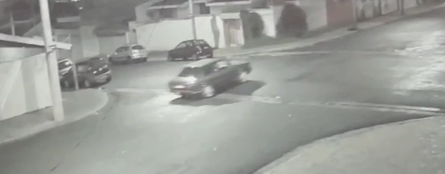 Imagens mostram a dupla fugindo com o carro da família 