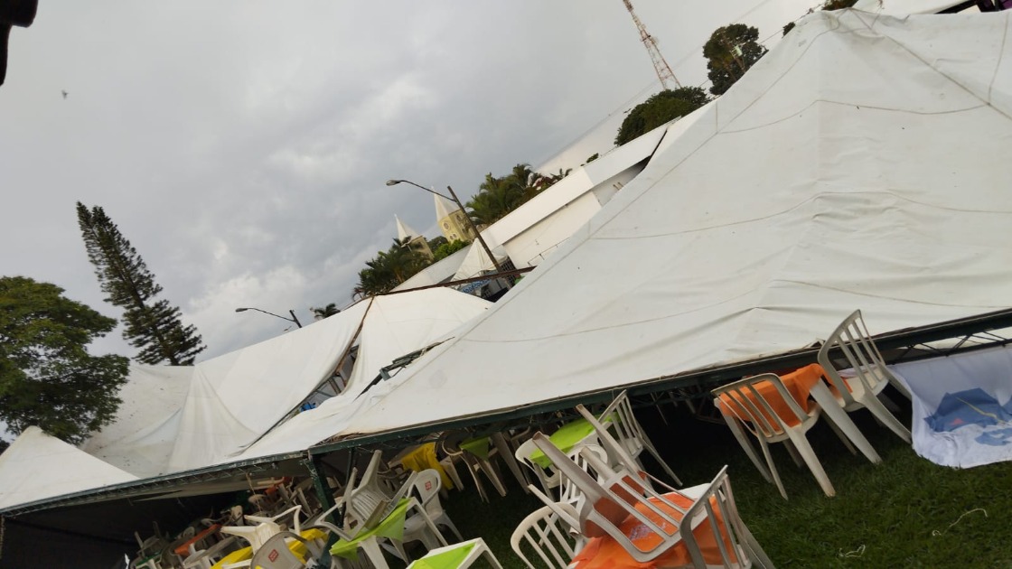 Forte chuva causa danos em estrutura e festa da APAE é cancelada nesta quinta