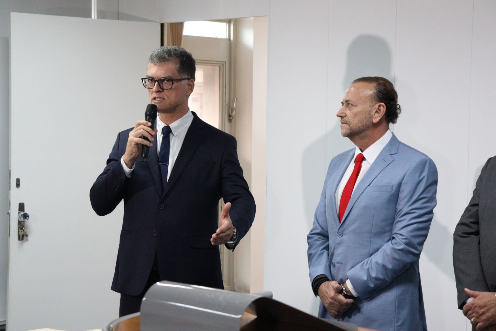 Lapena durante discurso no Paço Municiapal ao lado de Edinho Silvz
