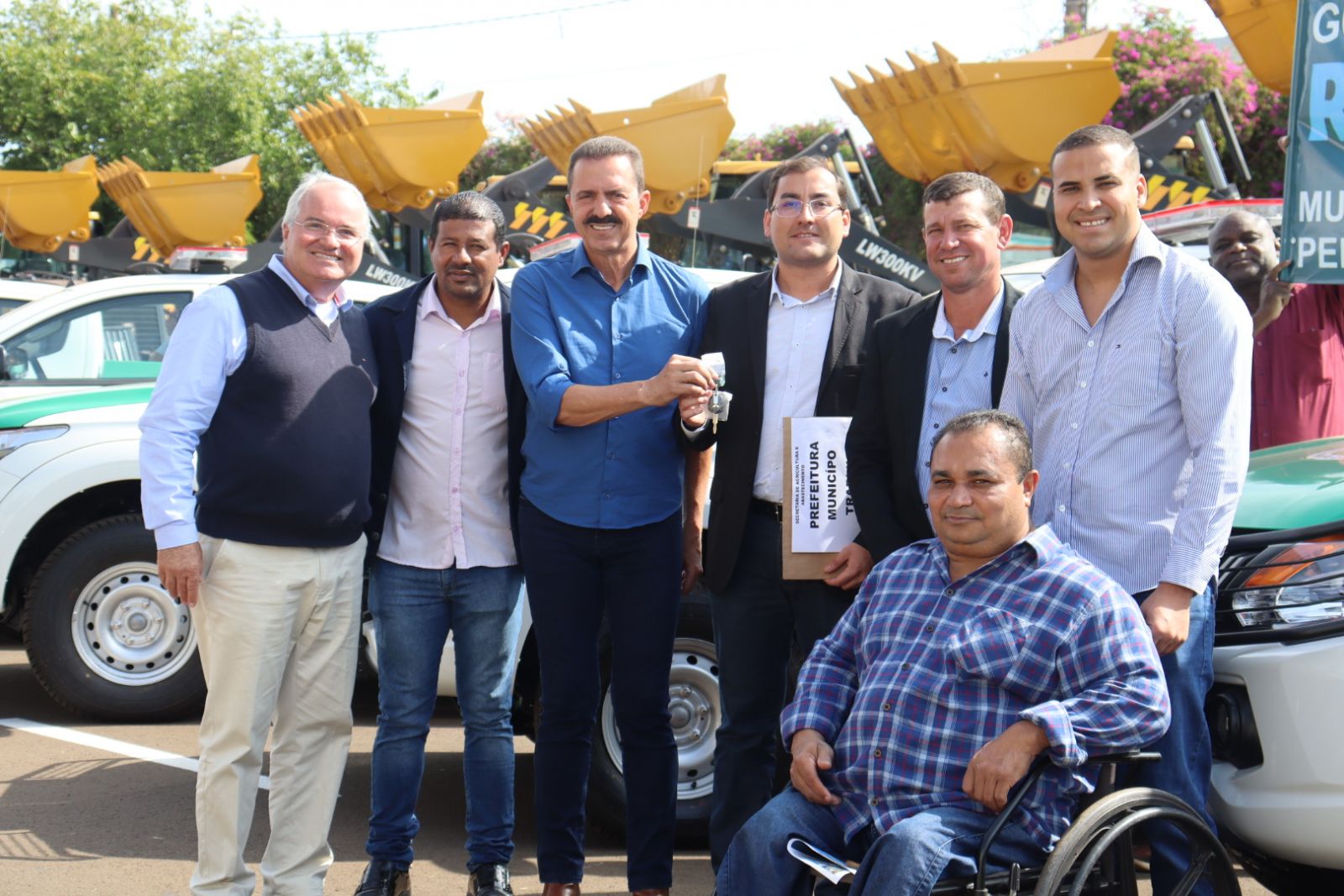 Secretário Itamar Borges entrega as chaves para o prefeito Marcelo Fonseca e vereadores Vanderlei Amaral, Giovani Ferro, Robson de Souza e Lourivaldo José dos Santos
