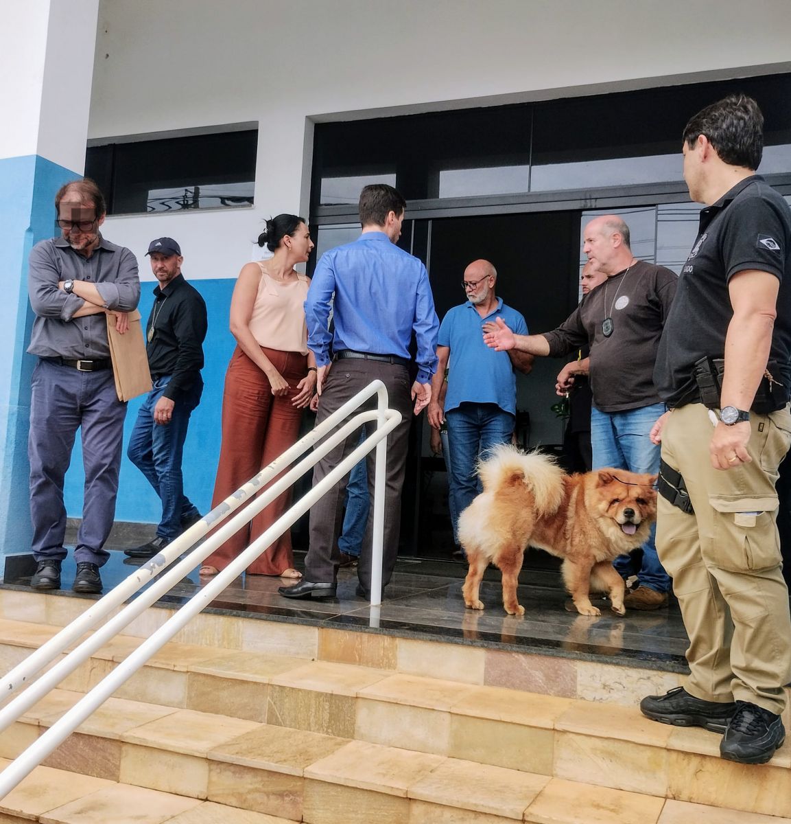 Agentes na porta da Prefeitura de Nova Europa. Foto: Fala Cidade News