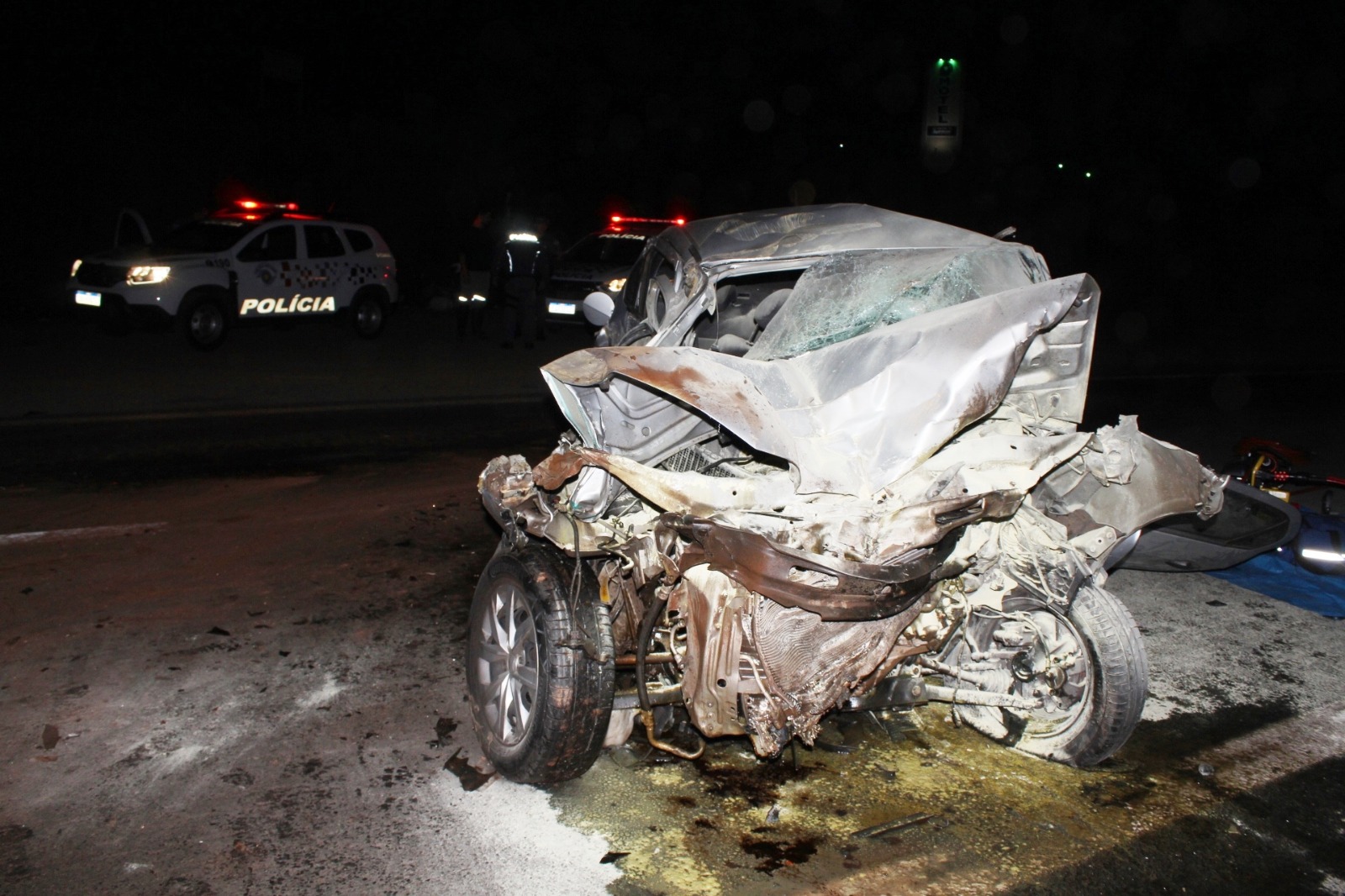 Carro ficou destruído  