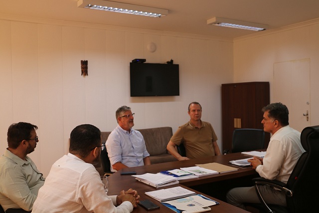 Reunião entre o prefeito, diretor da IESA, Marco Bernath, e o gerente de engenharia da empresa, Arthur Balman aconteceu na tarde da última segunda-feira (10).