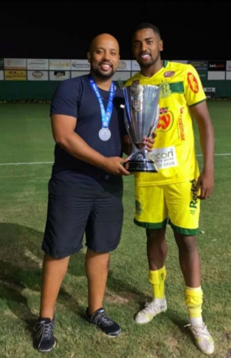 Zagueiro Guilherme junto com o irmão, Pedro 