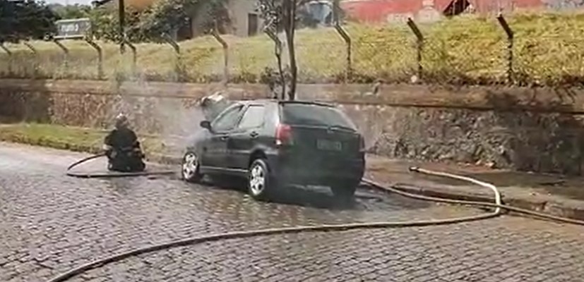 Foto 2 de 15 — Carro pega fogo perto da Via Expressa em Araraquara