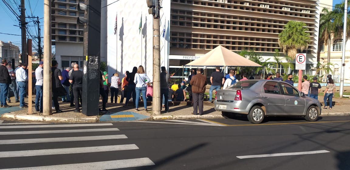 Foto 2 de 13 — Empresários, comerciantes e apoiadores protestam em frente a Prefeitura