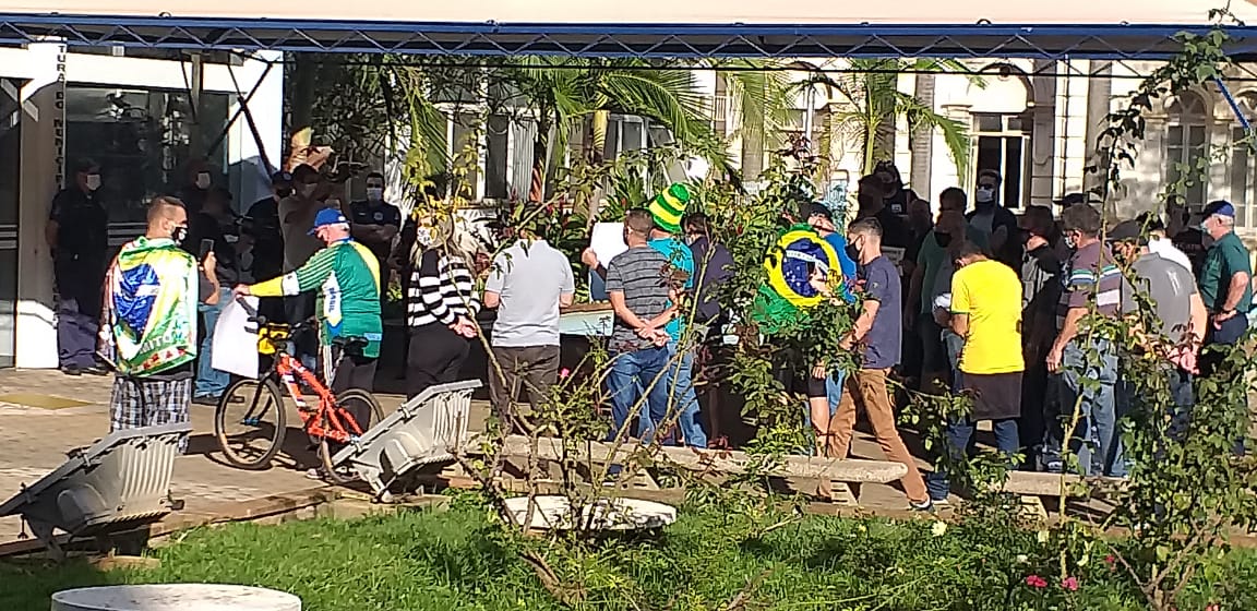 Foto 8 de 13 — Empresários, comerciantes e apoiadores protestam em frente a Prefeitura
