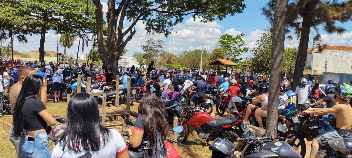 Foto 6 de 6 — Benção das motos reúne milhares de fiéis em Araraquara