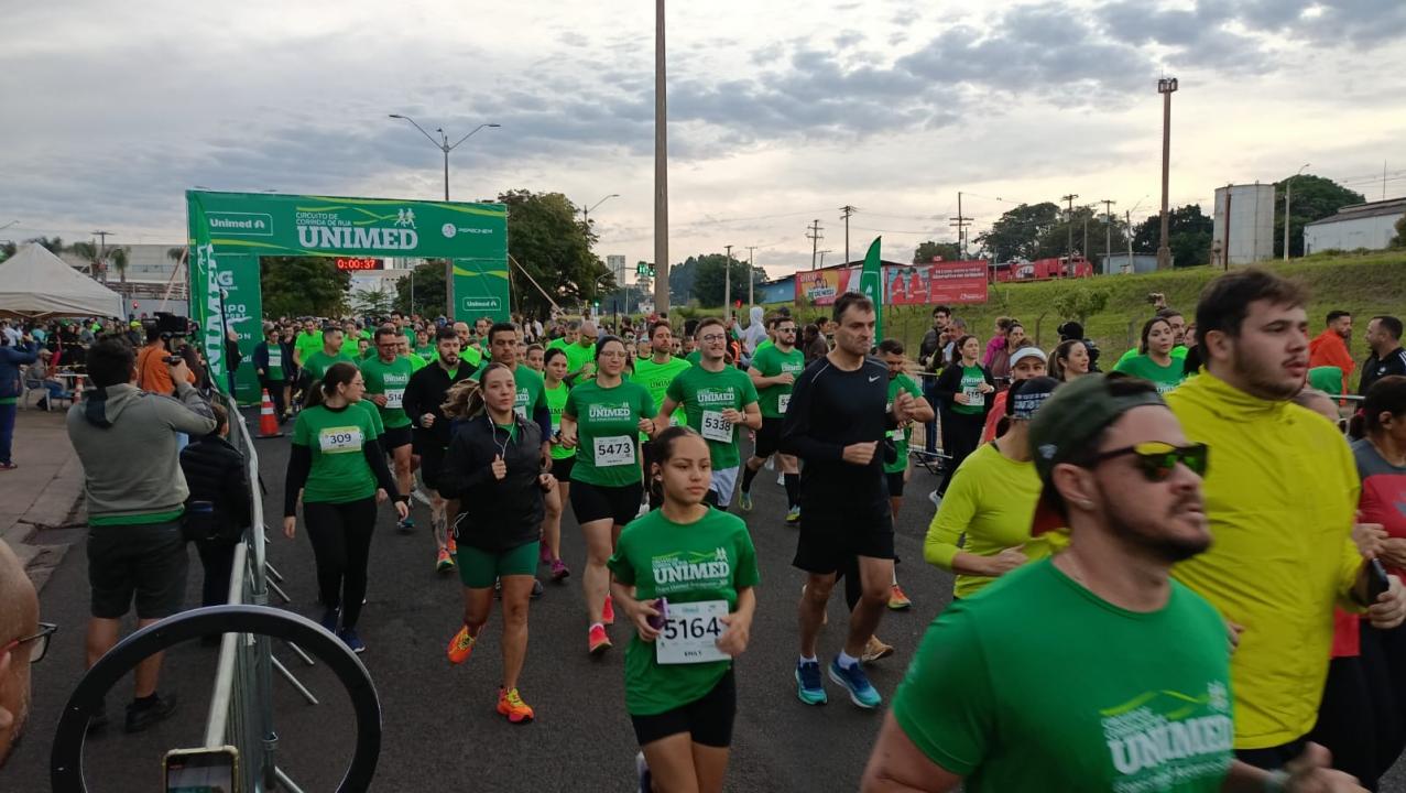 Foto 9 de 11 — Quase 1.500 corredores participam do Circuito de Corrida de Rua Unimed