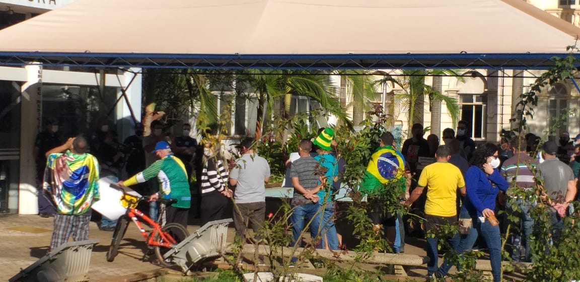 Foto 4 de 13 — Empresários, comerciantes e apoiadores protestam em frente a Prefeitura