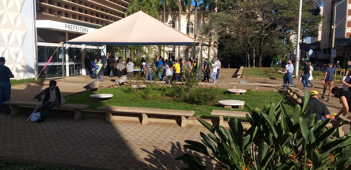 Foto 11 de 13 — Empresários, comerciantes e apoiadores protestam em frente a Prefeitura
