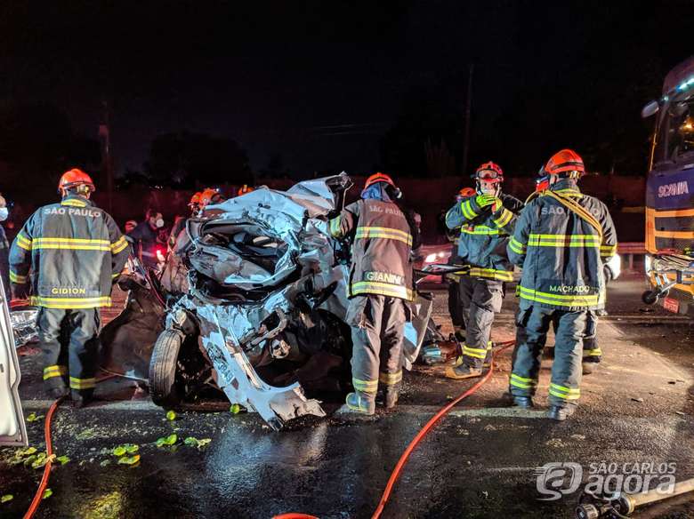 Foto 5 de 19 — Engavetamento entre 8 veículos deixa vários feridos e Bombeiros fazem resgate dramático