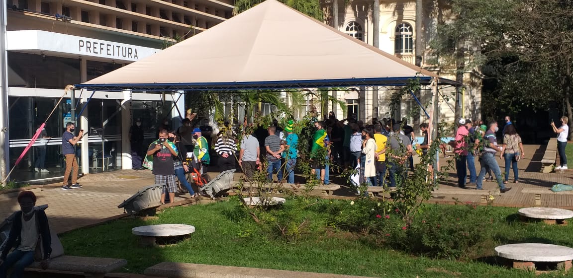 Foto 3 de 13 — Empresários, comerciantes e apoiadores protestam em frente a Prefeitura