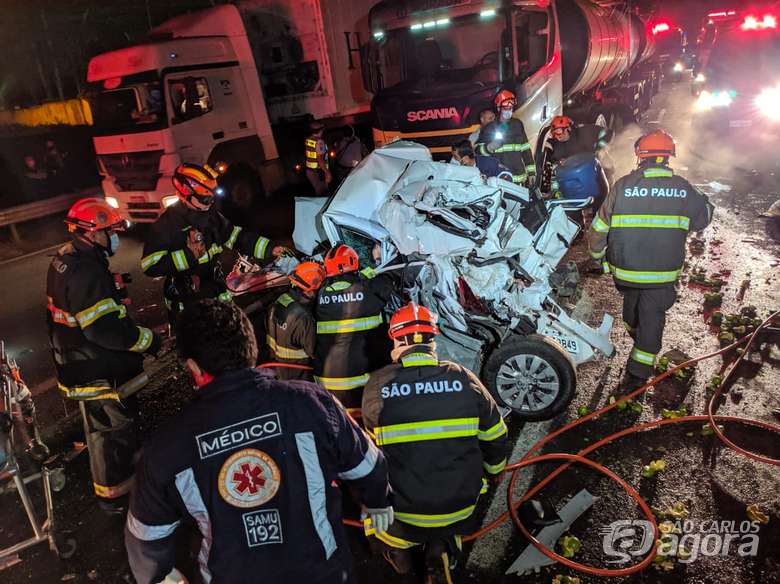 Foto 10 de 19 — Engavetamento entre 8 veículos deixa vários feridos e Bombeiros fazem resgate dramático