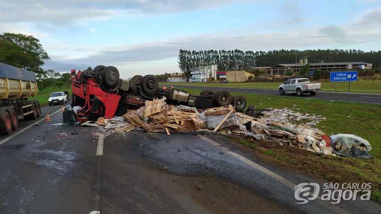Foto 5 de 22 — Batida entre caminhão e perua deixa 10 feridos na Washigton Luís
