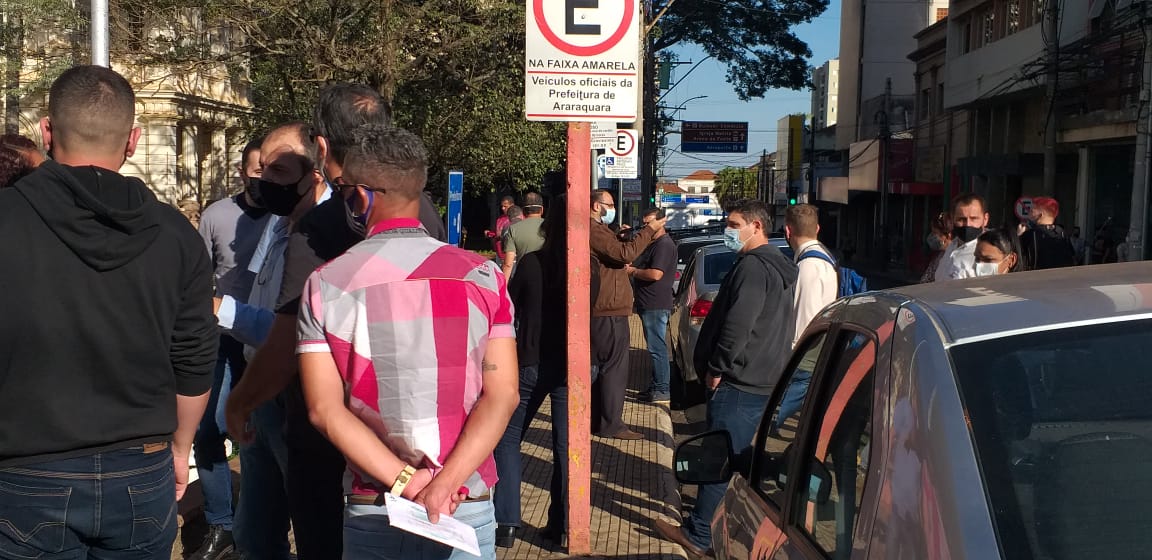 Foto 7 de 13 — Empresários, comerciantes e apoiadores protestam em frente a Prefeitura