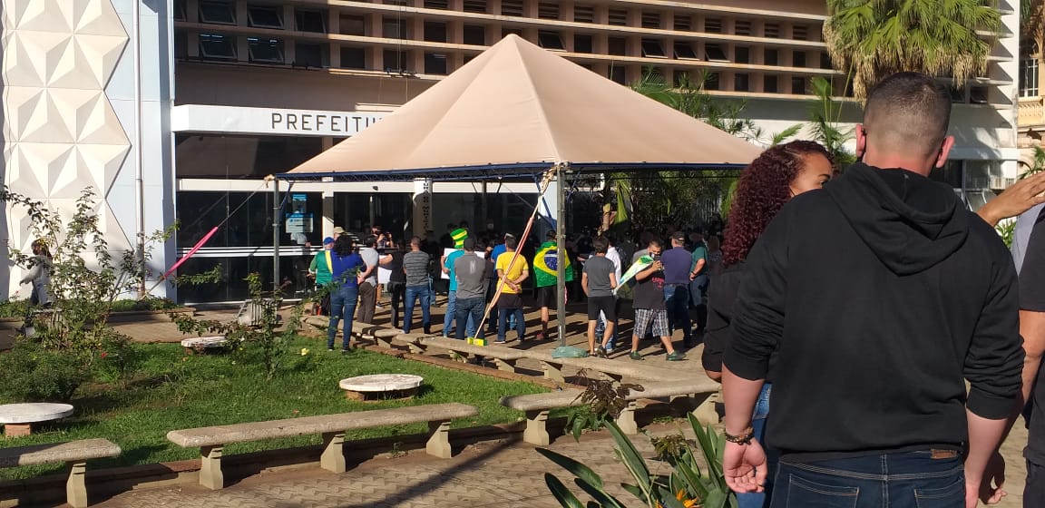 Foto 6 de 13 — Empresários, comerciantes e apoiadores protestam em frente a Prefeitura