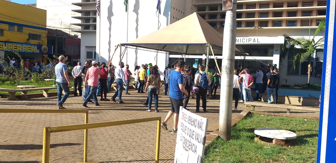 Foto 5 de 13 — Empresários, comerciantes e apoiadores protestam em frente a Prefeitura