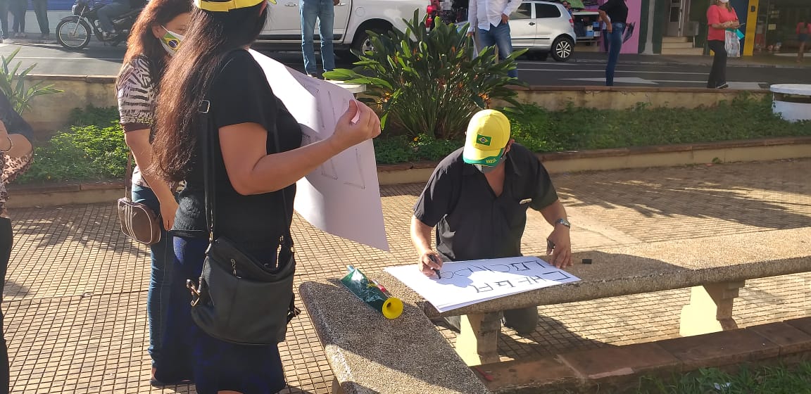 Foto 10 de 13 — Empresários, comerciantes e apoiadores protestam em frente a Prefeitura