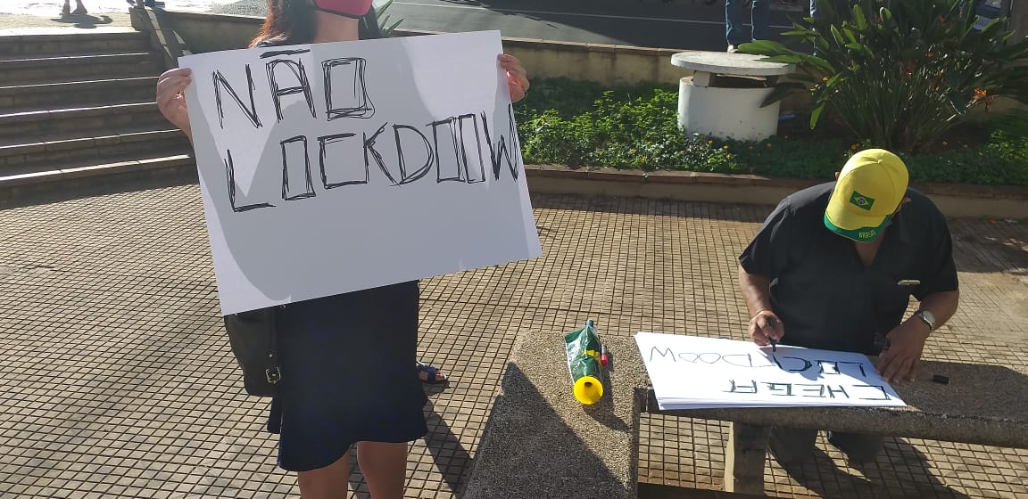 Foto 12 de 13 — Empresários, comerciantes e apoiadores protestam em frente a Prefeitura