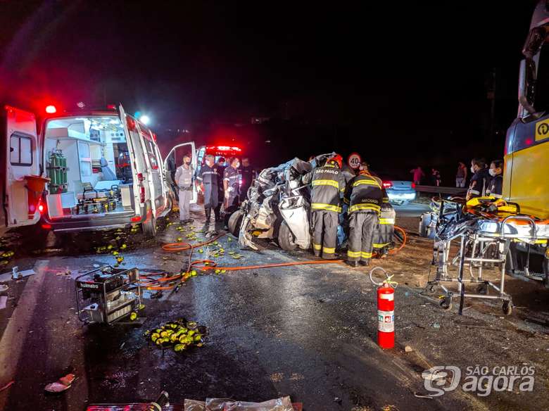 Foto 13 de 19 — Engavetamento entre 8 veículos deixa vários feridos e Bombeiros fazem resgate dramático
