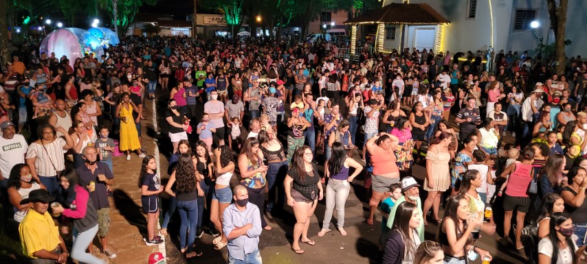 Foto 5 de 49 — ​Primeira noite do Esperança Luz encanta multidão em Boa Esperança