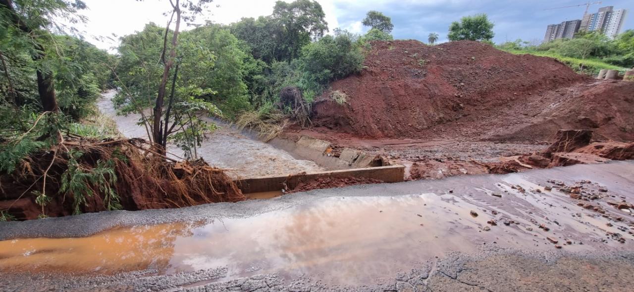 Foto 4 de 12 — Ponte da Rua 2 foi destruída pela chuva e terá que ser reconstruída; veja fotos de como ficou