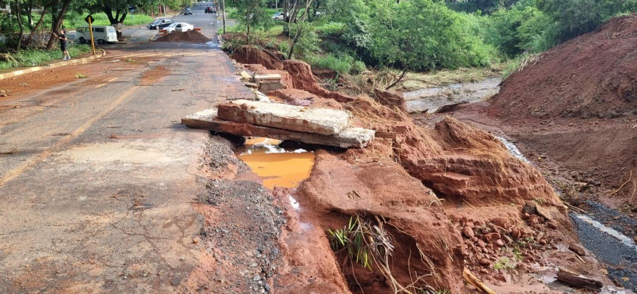 Foto 10 de 12 — Ponte da Rua 2 foi destruída pela chuva e terá que ser reconstruída; veja fotos de como ficou