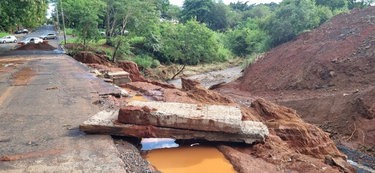 Foto 12 de 12 — Ponte da Rua 2 foi destruída pela chuva e terá que ser reconstruída; veja fotos de como ficou