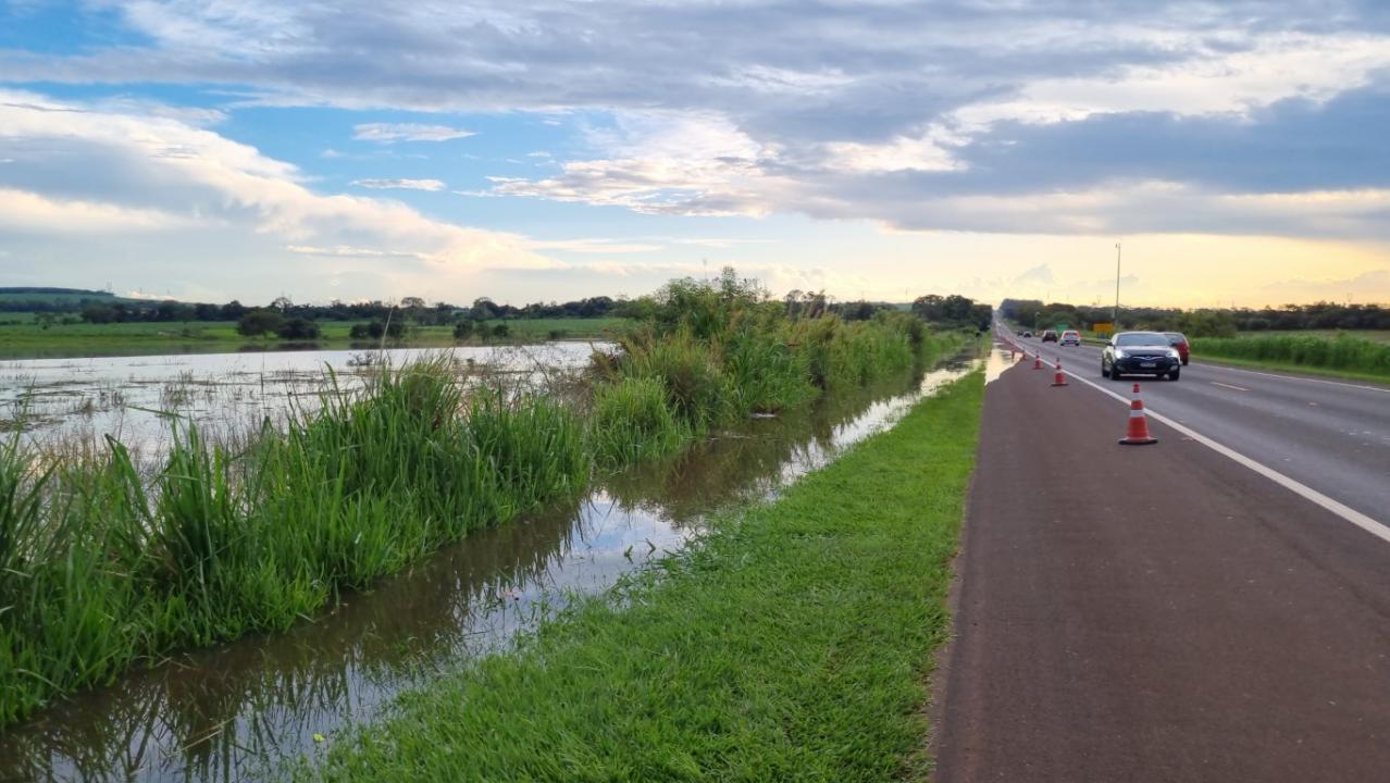 Foto 7 de 22 — SP-255 entre Araraquara e Boa Esperança segue interditada