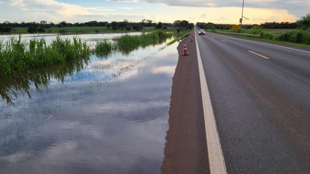 Foto 12 de 22 — SP-255 entre Araraquara e Boa Esperança segue interditada