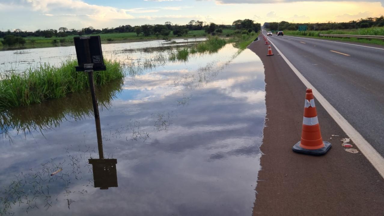 Foto 14 de 22 — SP-255 entre Araraquara e Boa Esperança segue interditada