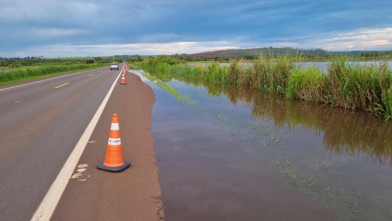 Foto 13 de 22 — SP-255 entre Araraquara e Boa Esperança segue interditada