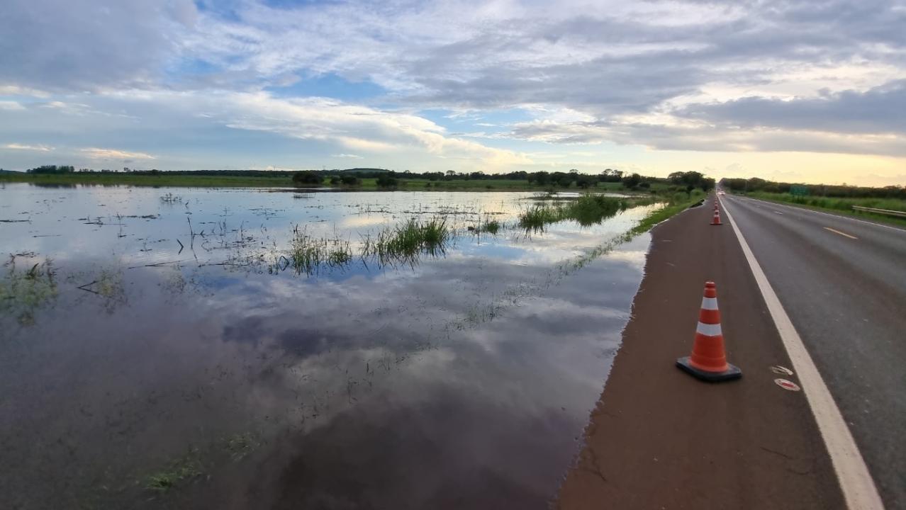 Foto 16 de 22 — SP-255 entre Araraquara e Boa Esperança segue interditada
