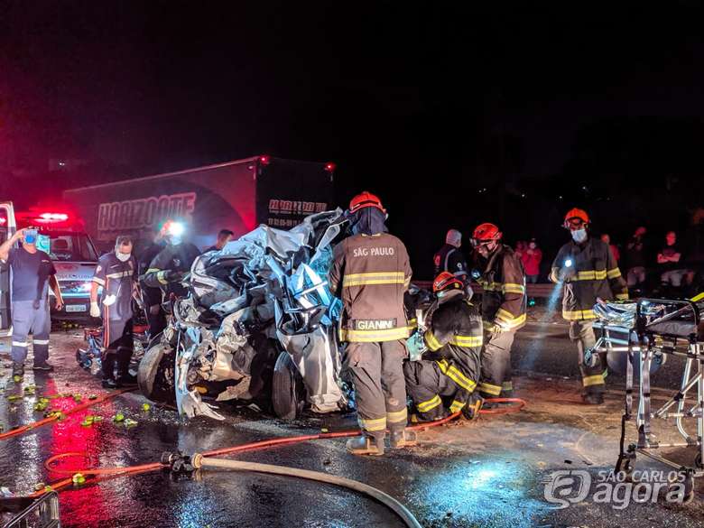 Foto 4 de 19 — Engavetamento entre 8 veículos deixa vários feridos e Bombeiros fazem resgate dramático