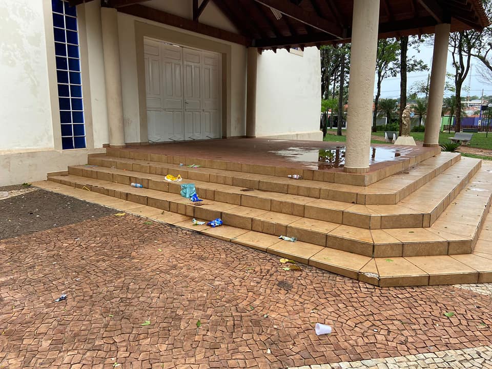 Foto 3 de 3 — Paróquia reclama de sujeira e bagunça em Igreja de Boa Esperança do Sul