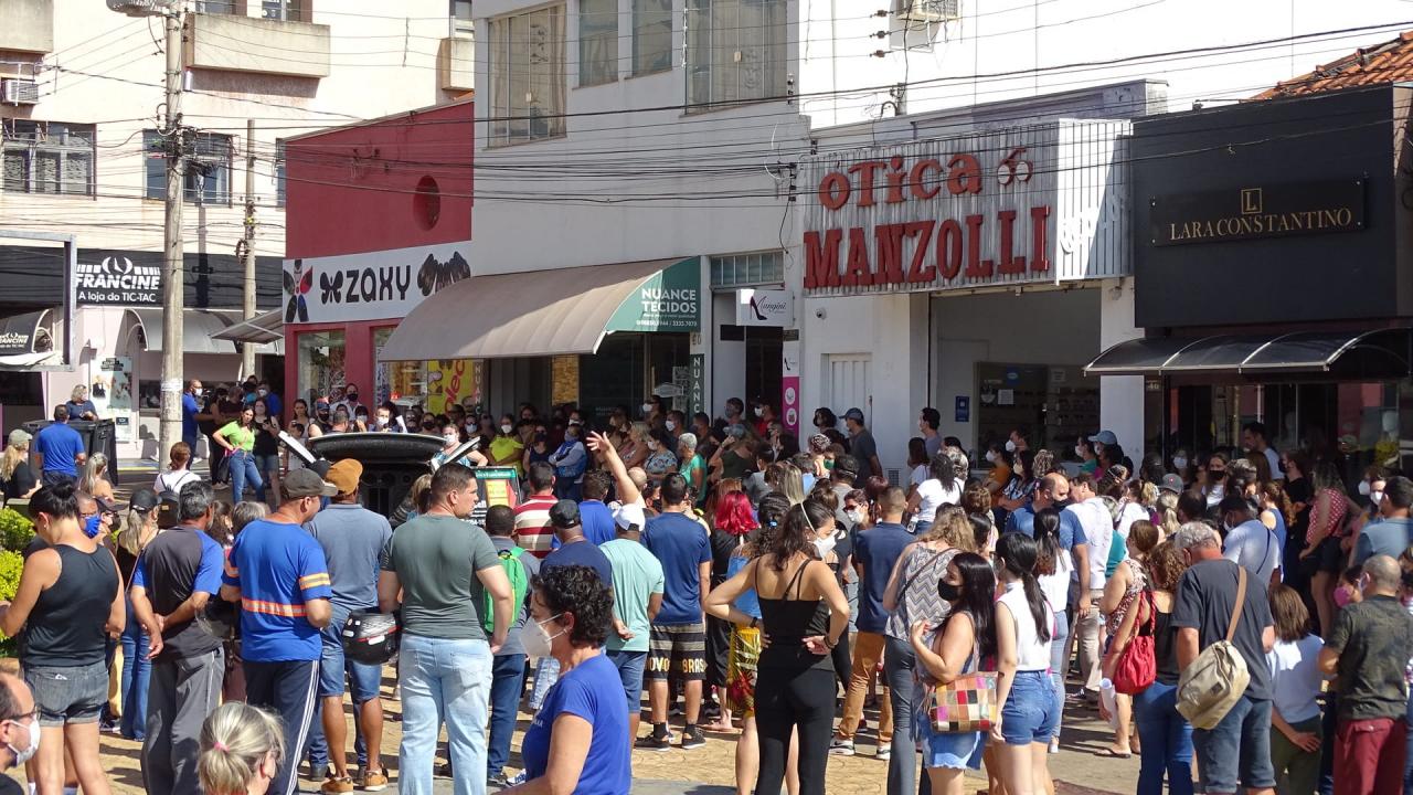 Foto 2 de 6 — Servidores municipais fazem passeata pelo Centro e pedem reajuste salarial