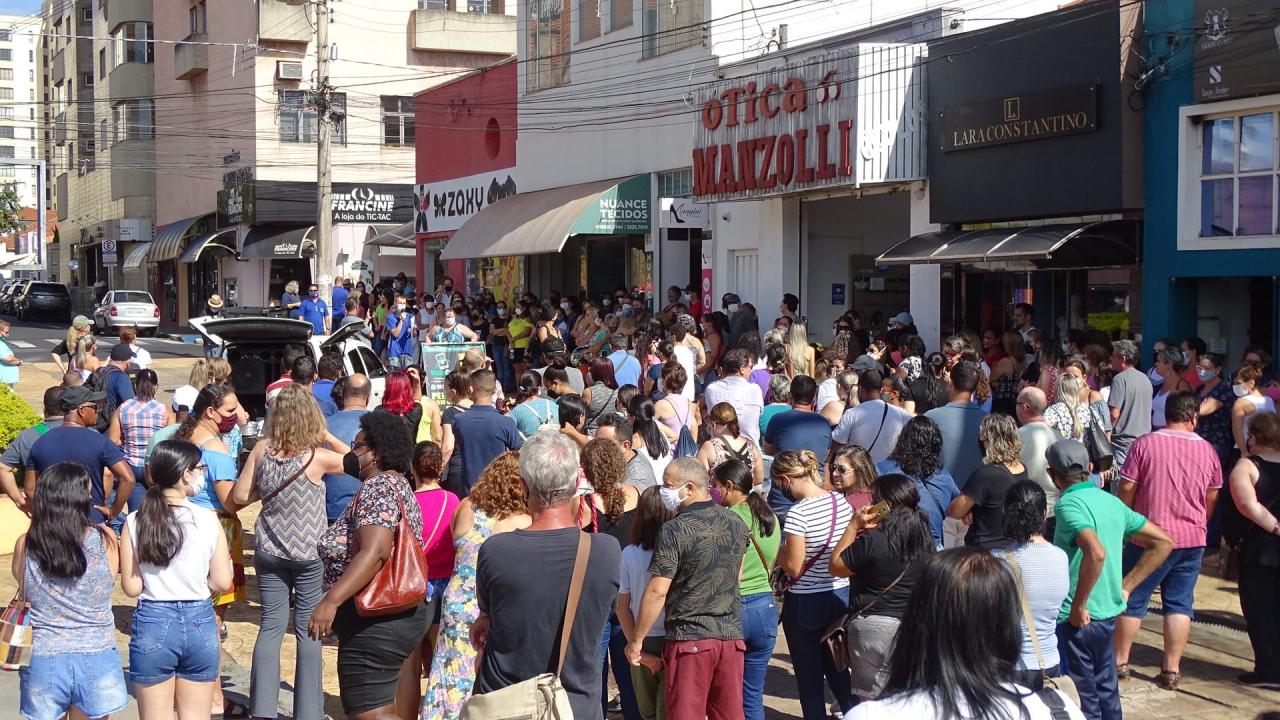 Foto 6 de 6 — Servidores municipais fazem passeata pelo Centro e pedem reajuste salarial