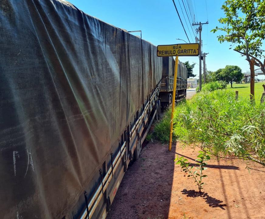 Foto 5 de 5 — Carreta afunda na rua, estoura tubulação e provoca falta de água em Araraquara