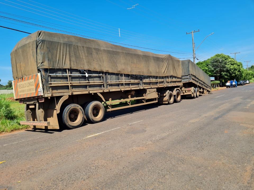 Foto 3 de 5 — Carreta afunda na rua, estoura tubulação e provoca falta de água em Araraquara