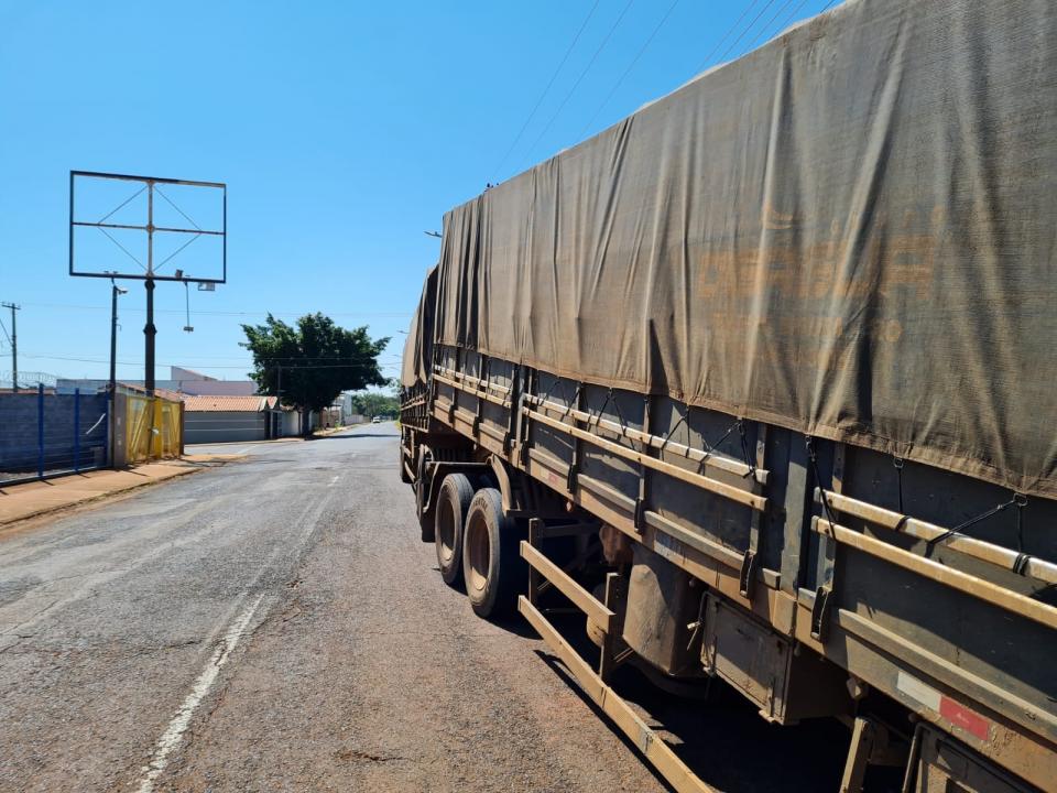 Foto 2 de 5 — Carreta afunda na rua, estoura tubulação e provoca falta de água em Araraquara