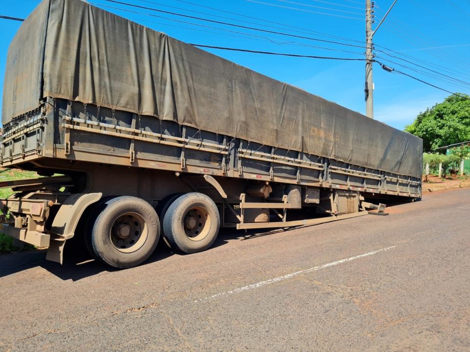 Foto 4 de 5 — Carreta afunda na rua, estoura tubulação e provoca falta de água em Araraquara