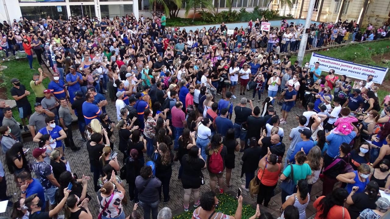 Foto 8 de 9 — Servidores fazem manifestação em frente à Prefeitura