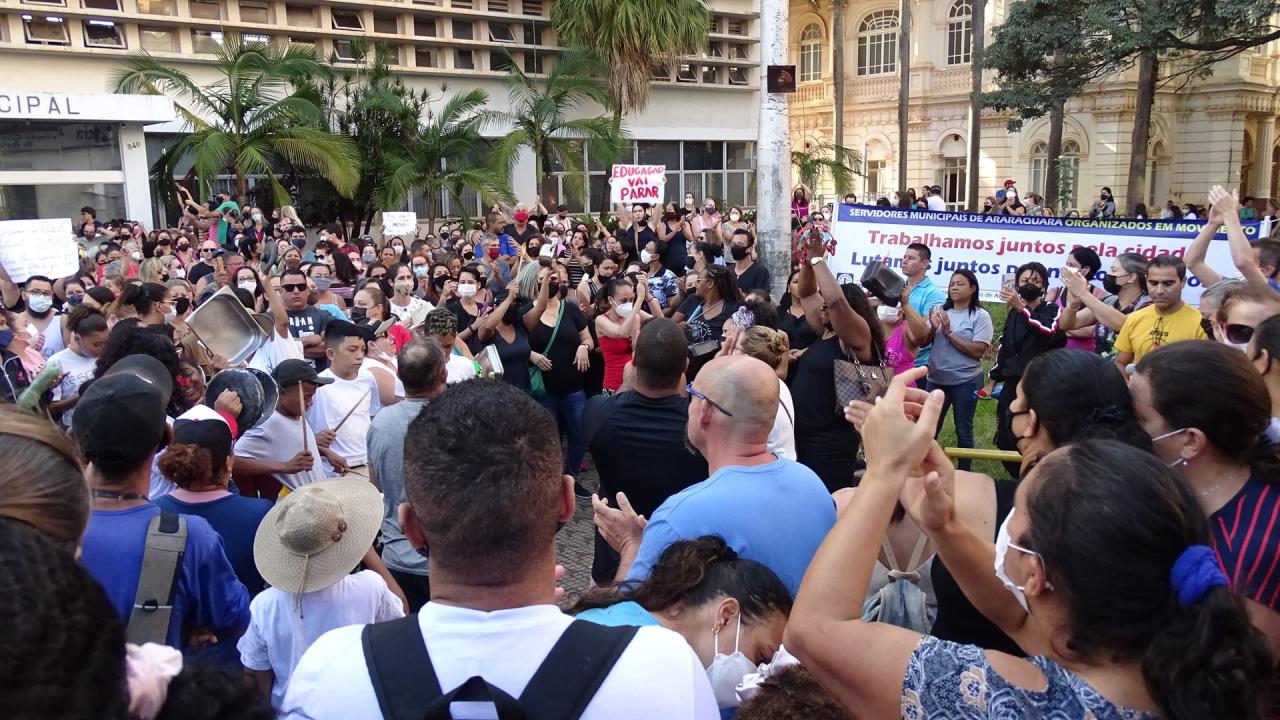Foto 3 de 9 — Servidores fazem manifestação em frente à Prefeitura