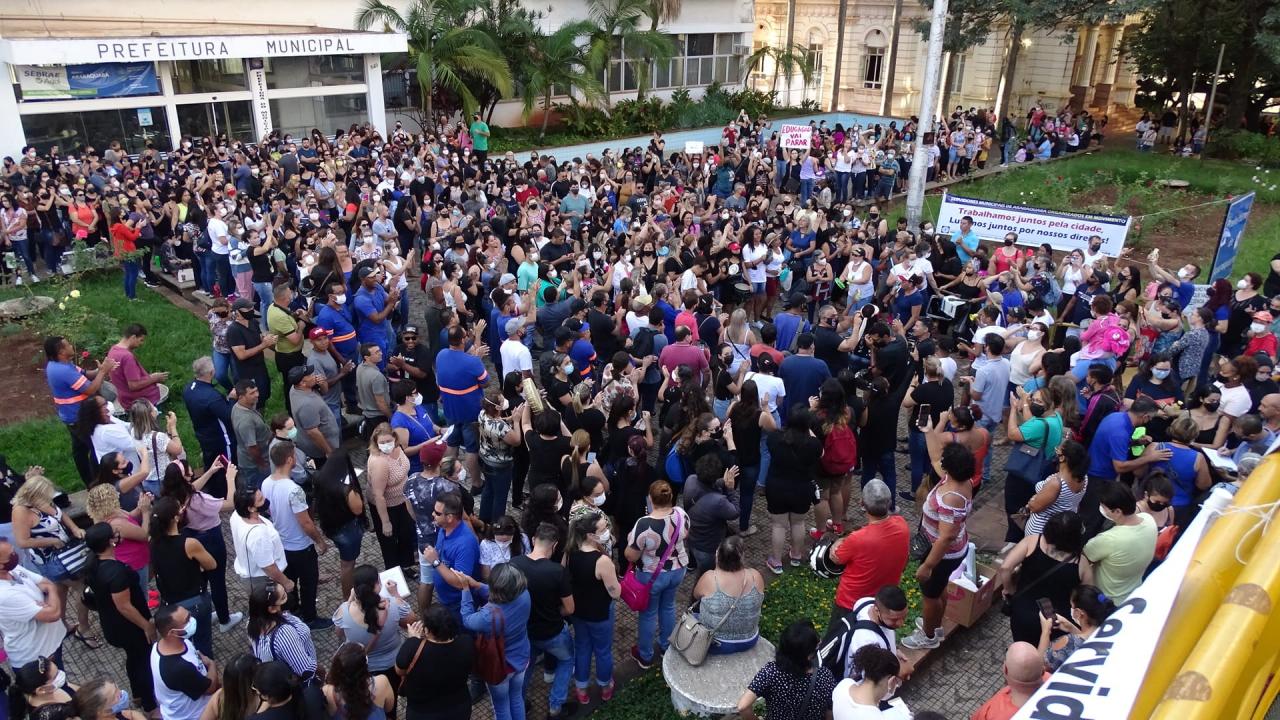 Foto 9 de 9 — Servidores fazem manifestação em frente à Prefeitura