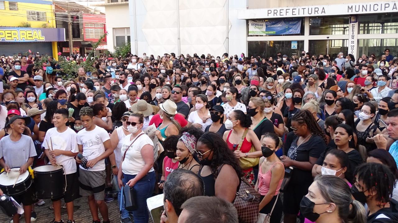 Foto 4 de 9 — Servidores fazem manifestação em frente à Prefeitura