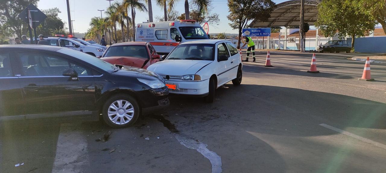 Foto 4 de 4 — Acidente com três carros deixa criança ferida em Boa Esperança do Sul