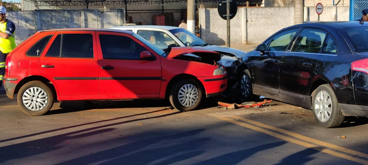 Foto 2 de 4 — Acidente com três carros deixa criança ferida em Boa Esperança do Sul